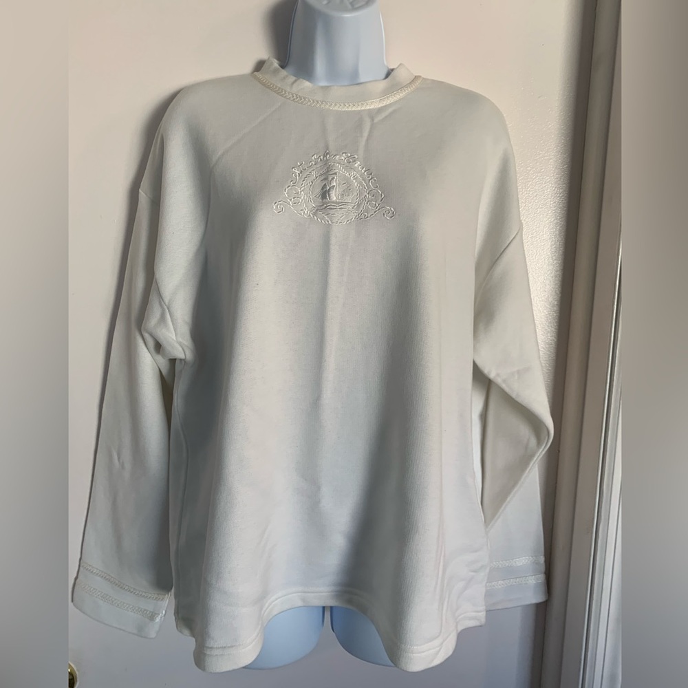 St John NWt women’s winter white sweatshirt size Medium